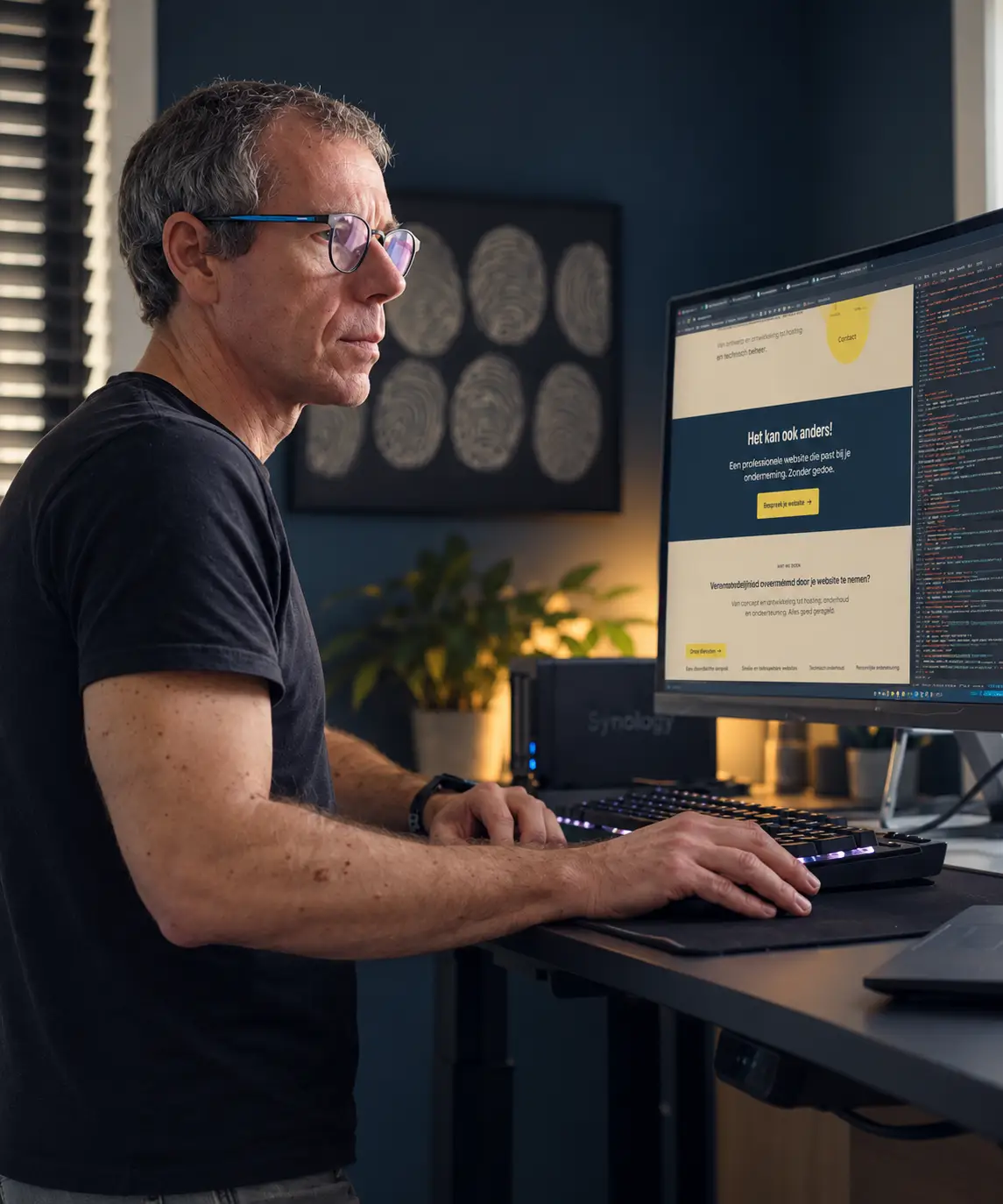 Christophe Keppens aan het werk aan een website
